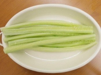 step1: 首先將小黃瓜稍微去皮後切成條狀~~ 撒上些許鹽抓一抓備用!!!!