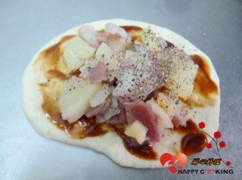 step4: <span class="group_1">麵糰</span>取出桿成片狀,抹番茄醬,鋪上<span class="group_2">餡料</span>和起司