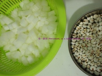 step1: 生熟薏米份量1:1, 略洗, 用清水浸15分鐘
