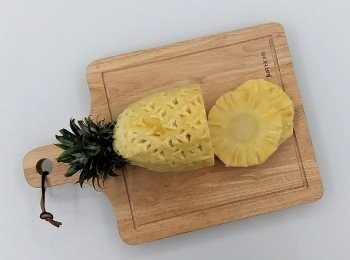 step2: 將鳳梨每片切成約0.8-1公分的厚度。