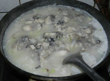 step5: 煮至自己喜歡的稠度後，加入薑絲、鮮蚵與虱目魚肚最後調味即可