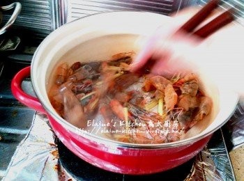 step4: 煲內加入少許油燒熱 , 加入蝦頭蝦殼 , 薑絲爆香至蝦殼轉色