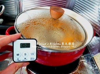 step3: 用中火煮至微滾及冰糖完全溶掉後 , 蓋上蓋轉用慢火煮30分鐘