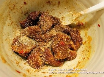 step3: 充分拌勻, 令每顆排骨要沾上蒸肉粉