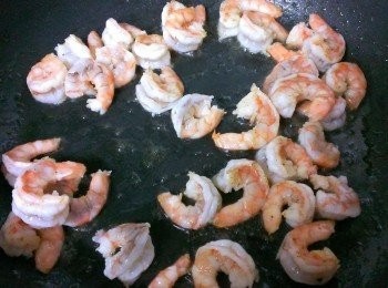 step2: 蝦仁背上劃一刀去腸泥用鹽和酒醃10分鐘~煎至8~9分熟~~因為要和冷麵一起吃所以不用煎太熟會太硬~