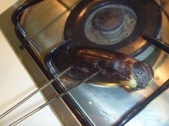 step1: 將茄子洗淨用直火烤至全面焦黑.焦黑才會順利削皮,不用怕焦喔!