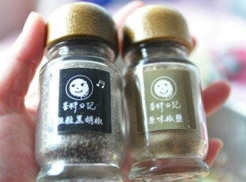 step7: 再以黑胡椒及原味椒鹽調味