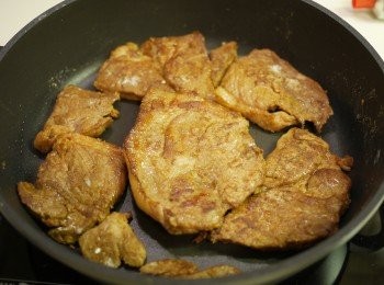 step3: 白鑊煎熟豬扒後, 平放上炒飯面