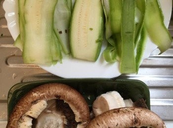 step2: 用小刀刮深大啡菇內部，大啡菇內外也塗抹油份。
西葫蘆洗乾淨，用水果刨，刨成又簿又長的簿片，然後卷成玫瑰花狀。