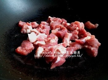step2: 將梅頭肉放入鑊中