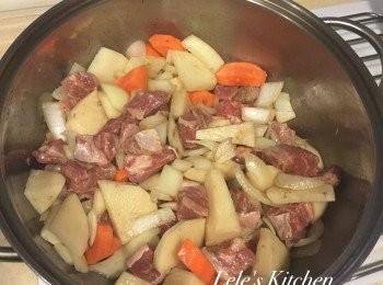 step1: 材料切塊後，將鍋子放入少許沙拉油或奶油，
將所有<span class="group_1">食材</span>倒入，炒至半熟。