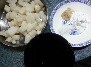 step1: 急凍魚柳解凍洗淨後,抹乾水份,切丁粒,用醃魚料醃15分鐘待用