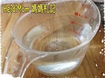 step2: 預備1.5-2倍² 的溫/熱水³~
為了縮短蒸蛋的時間，我習慣用熱水(近100℃)!