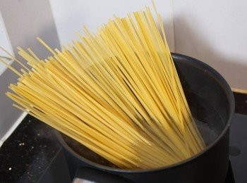 step2: 燒熱一煲水，加少許鹽，用中火把扁意粉煮大約8分鐘，盛起瀝水，備用。