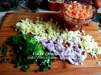 step1: 蝦米浸水5分鐘 , 蒜頭去衣切粒 , 乾蔥頭去衣切粒 , 蔥切粒