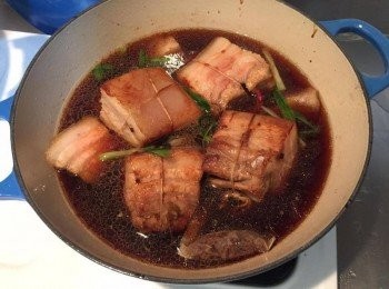 step7: 每20-30分鐘開鍋翻面，確保每面都均勻上色，並視味道增減醬油和冰糖，快燉好時將煮黑的蔥段挑出丟棄