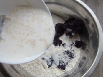 step3: 將牛奶倒入麵粉中邊倒邊攪。