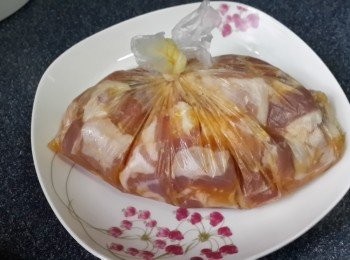 step2: 將肉排倒入保鮮袋中，壓走空氣扎實，放入雪櫃2小時以上