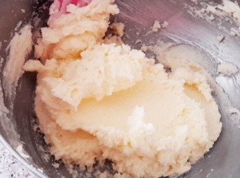 step1: 先用電動打蛋器打發牛油，然後下糖拌勻