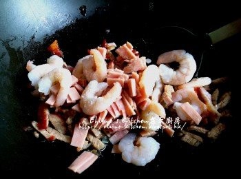 step7: 燒紅鑊 , 先爆香叉燒爆香 , 加入火腿 , 蝦仁及少許鹽調味炒香
