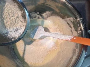 step6: 加入過篩的麵粉和香草精拌勻