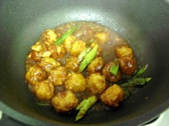 step4: 放入雞球拌勻後再放入<span class="group_2">配料</span>接著勾薄芡