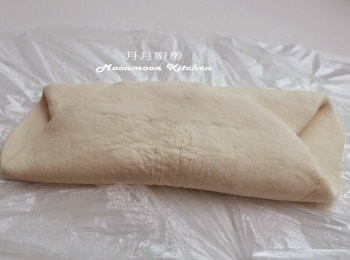 step8: 用麵棍搟平，取出對摺三摺。