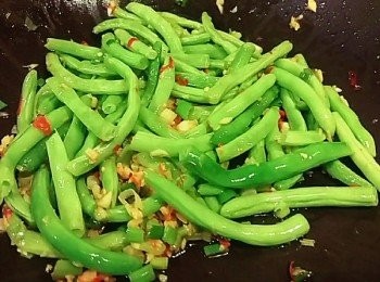 step4: 放入四季豆 加入調味用小火 拌勻