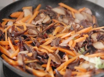 step2: 熱鑊後下油，先炒豬肉兩分鐘，然後下紅蘿蔔，黑木耳及冬菇，炒三至四分鐘