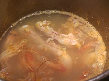 step3: 預備上湯用四碗熱水加入蝦殼,蝦頭和雞骨一同煲。