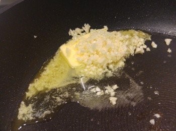 step5: 凍鑊落牛油和1茶匙橄欖花生油, 然後開火爆香蒜蓉。