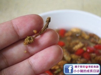 step3: 部份桑椹會有啲小枝，所以記得要浸洗前要剪走先呀~