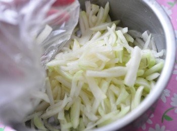 step3: 再以手用力抓捏，瀝掉多餘的水分