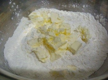 step3: 粉類拌勻過篩後，加入牛油粒手搓揉成細粉狀