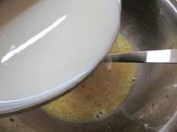 step2: 雞蛋打散,牛奶徐徐倒入蛋液(不可一下全倒入,會變成蛋花)