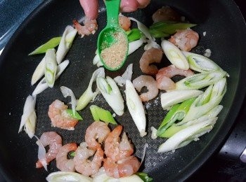 step5: 加入砂糖半茶匙炒勻