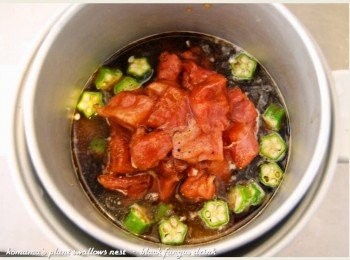 step4: 將黑啤酒與黑木耳養生露倒入，並灑上些許鹽巴來調味。