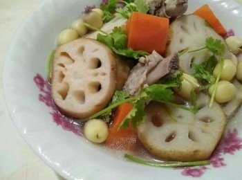 step3: 接著倒入水量600cc於鍋中，水滾煮後，依序放入澎湖排骨、蓮藕、胡蘿蔔，轉小火煮軟嫩並蓋上鍋蓋，約滾煮約20-30分鐘，再翻鍋蓋看澎湖排骨是否有呈乳白色、蓮藕和胡蘿蔔是否有稍加軟嫩熟(注意不能汆燙過久，以免影響蓮藕過軟無脆度)，