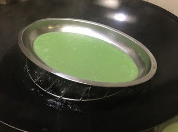 step12: 在蒸碟上塗上薄薄的生油，鍋子中加水至燒滾水，水滾後隨意將其中一隻色的粉漿加入，不用太厚的，平鋪即可，大火蒸約3-4分鐘至凝固
