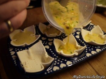 step5: 將混合好香菇丁與蔥花蛋液，平均倒入派餅裏(約派餅一半高度即可)。