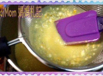 step7: 拌好的粉漿過篩去粒，隔水大火蒸5分鐘，拿出攪勻，放入蒸5分鐘，再拿出攪勻，再蒸10-15分鐘至軟糰狀即可。