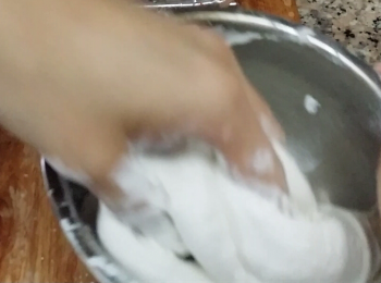 step4: 將水逐少加入粘米粉及鷹粟粉內， 順一方向攪拌混合成漿。為確保無粉粒，可用手搓揉。
Adding water into rice flour and corn starch little by little,  stir in one direction.