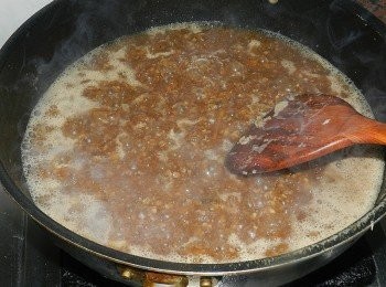 step5: 最後加入水，煮滾後轉小火，再煮個20分就完成囉