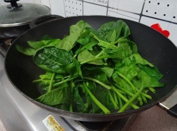 step2: 菠菜切段， 滾水煮30秒或至軟身， 撈起沖水至冷卻， 搾乾水份備用
