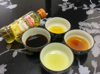 step3: 準備<span class="group_3">汁料</span> :  半份油（百得利純正橄欖油1湯匙 + 麻油1湯匙 =  共2湯匙） 一份花雕酒（4湯匙）／一份醬油（生抽3湯匙 + 老抽1湯匙 = 共4湯匙）