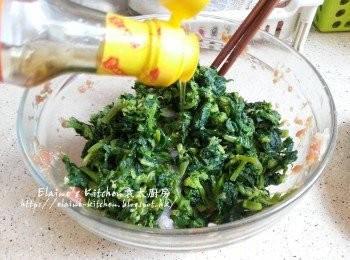 step5: 再加入薑蓉連薑汁 , 蝦肉及豆苗 , 少許麻油拌勻