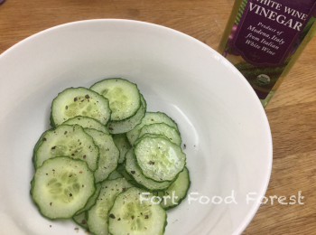 step1: 青瓜切薄片, 落白酒醋, 砂糖, 鹽和黑胡椒撈勻, 醃十分鐘左右至軟身. 中途翻動一兩次, 醃得均勻啲.