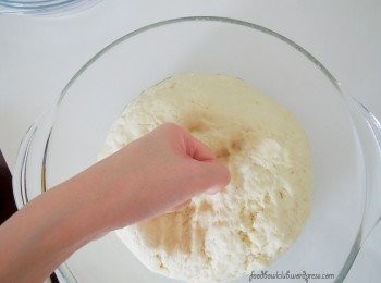 step6: 30分钟后，面团会膨胀两倍大，然后手握拳头轻轻的压再搓揉面团使面团里的空气挤压出来。