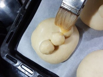 step10: 此刻可先預熱焗爐180度約10分鐘，再將蛋漿搽上包面上2次，然後放入焗爐焗約18一20分鐘，（放焗爐下層）因每個焗溫不同，需目測。
如用光波爐就用160度，底架，焗約15一18分鐘，如見面開始燶就蓋上錫紙，最後反轉個包焗底部焗多約3分鐘