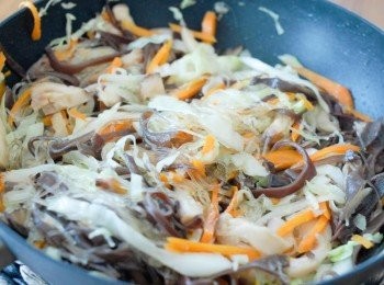 step2: 燒熱鑊後下油，炒所有餡料，下少許鹽，生抽和糖調味